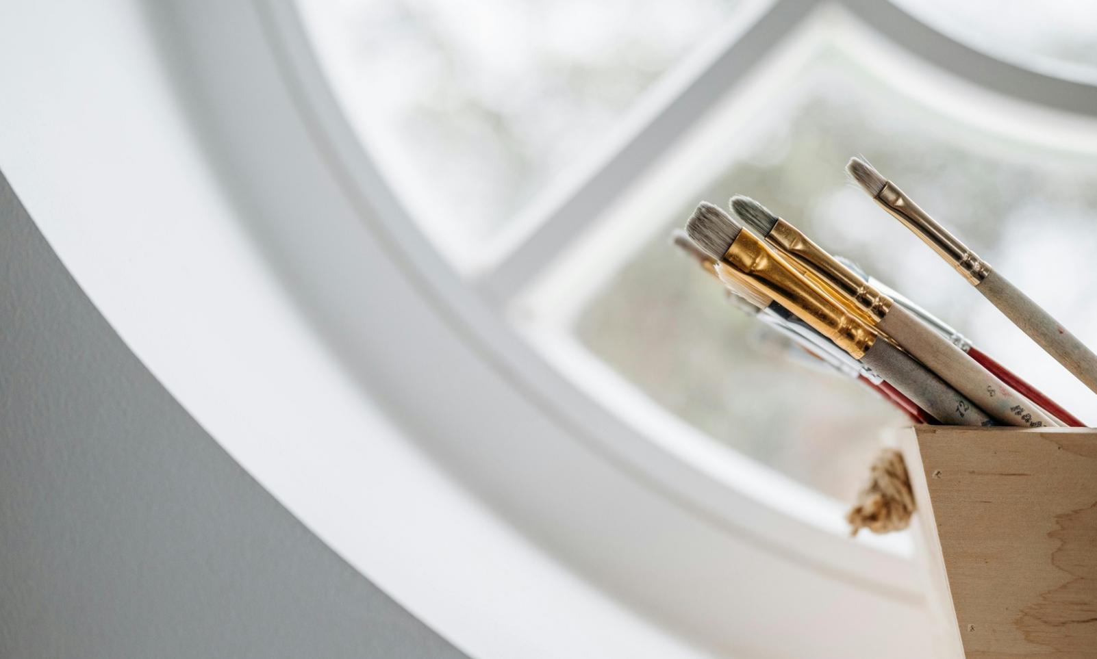 Étudiant travaillant sur un dessin de figure